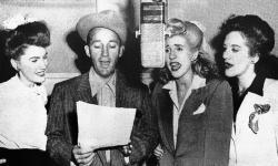 Κόψτε τα τραγούδια Bing Crosby & The Andrews Sisters online δωρεαν.
